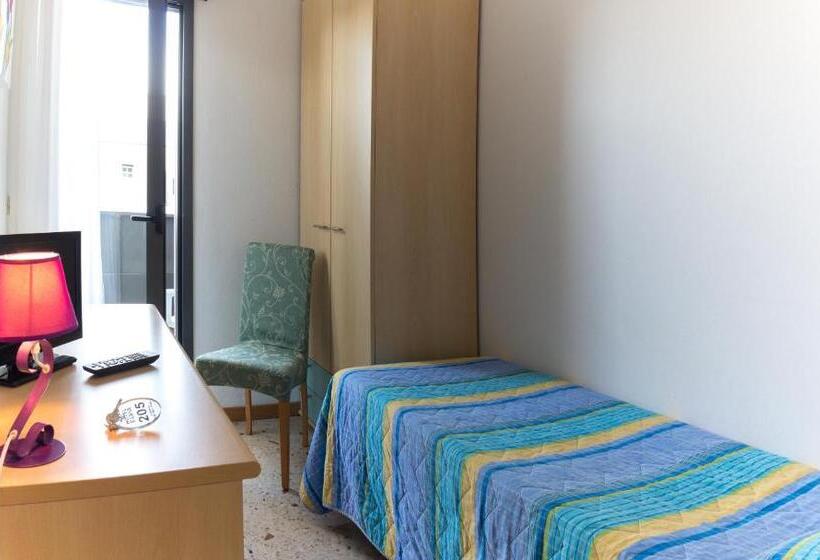 标准单人间, Elvia