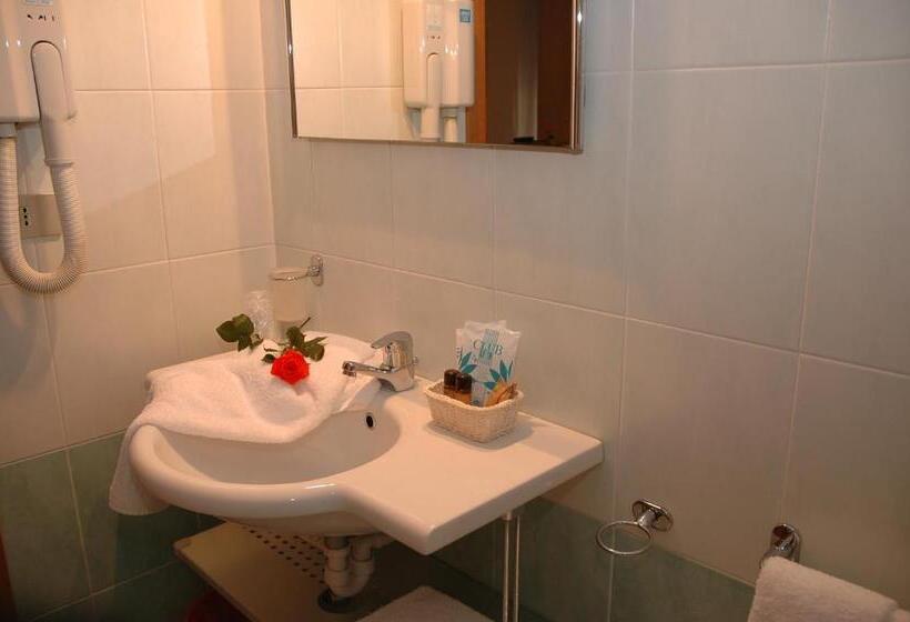 标准单人间, Elvia