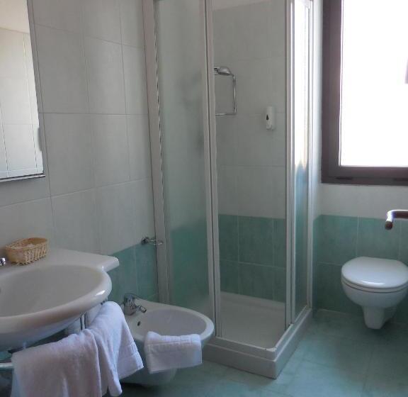 标准三人间, Elvia