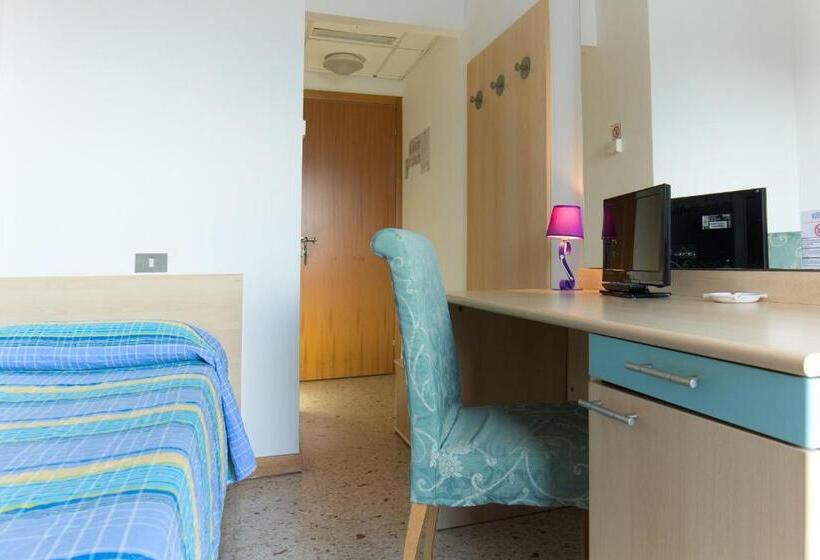 标准三人间, Elvia