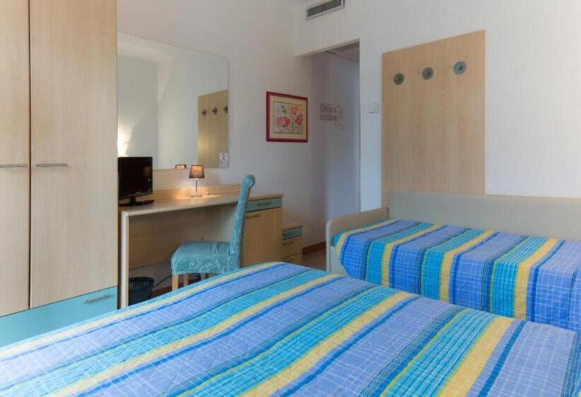 标准三人间, Elvia