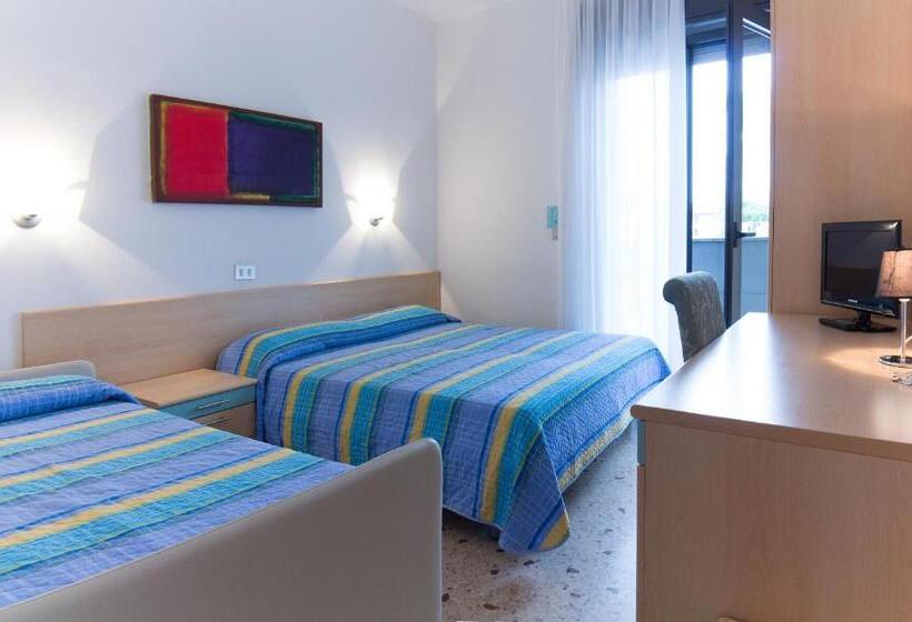 标准三人间, Elvia