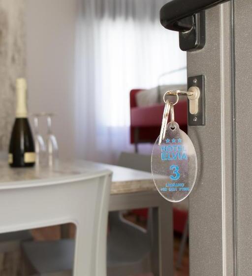 高级家庭房间, Elvia