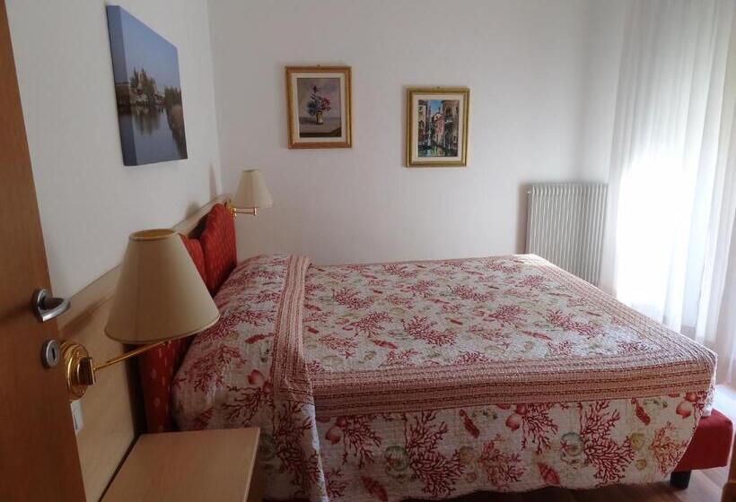 高级家庭房间, Elvia