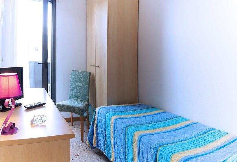 标准单人间, Elvia