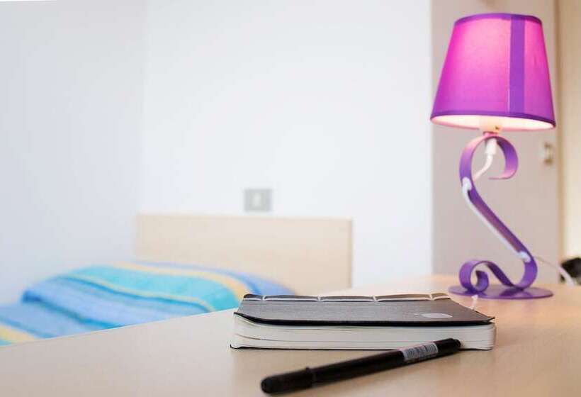 标准单人间, Elvia