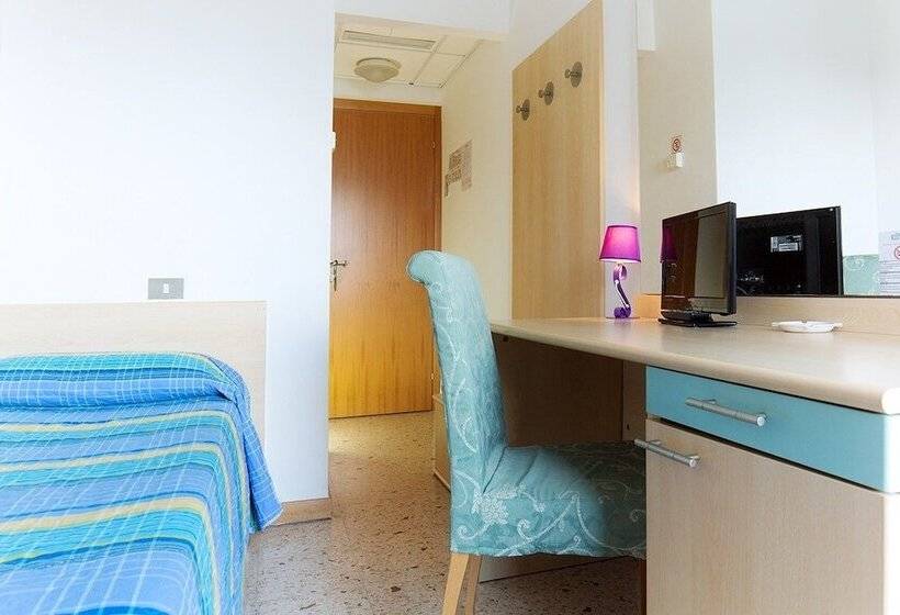 标准单人间, Elvia