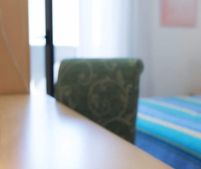 标准单人间, Elvia