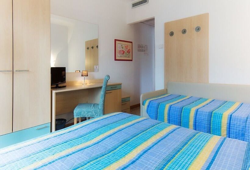 标准三人间, Elvia