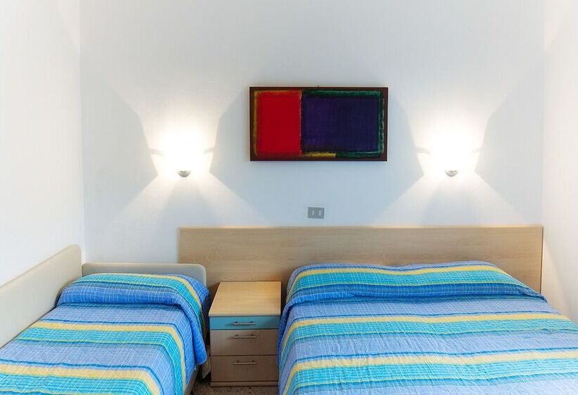 标准三人间, Elvia