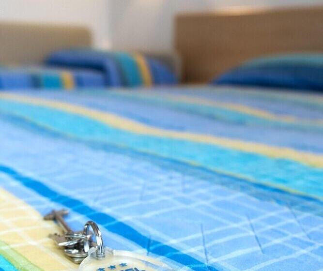 标准三人间, Elvia