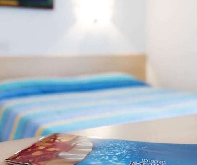 标准三人间, Elvia