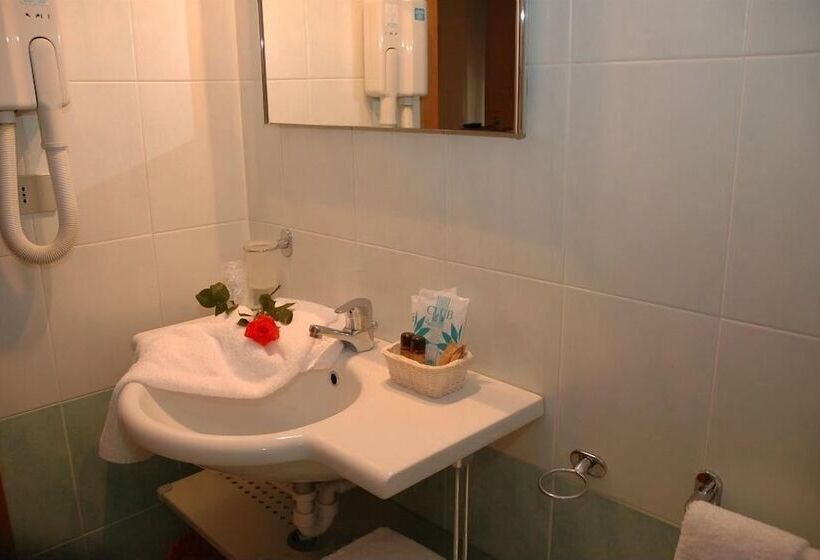 高级家庭房间, Elvia