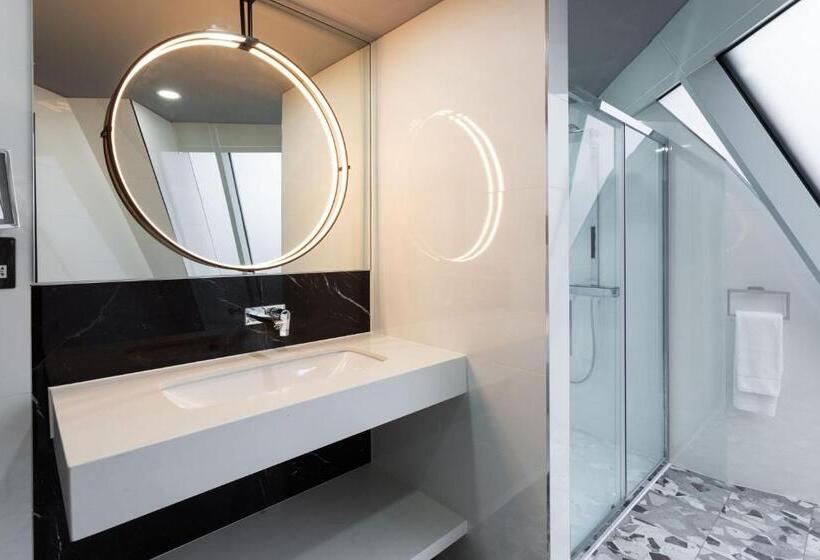 غرفة قياسية ذات إطلالة, Montcalm East, Autograph Collection