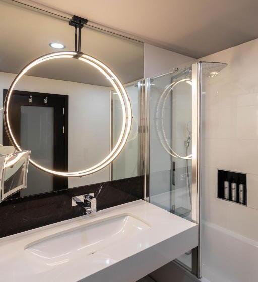 جناح جونيور سرير كينج, Montcalm East, Autograph Collection