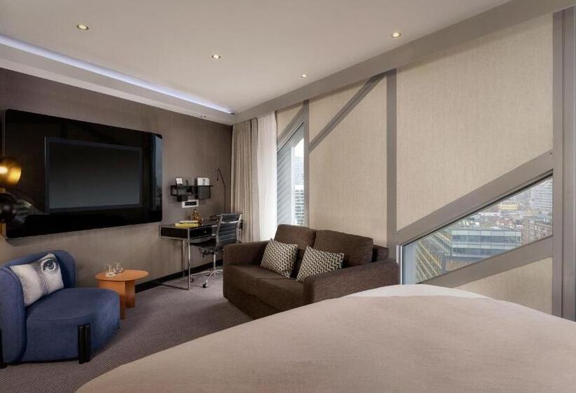 جناح جونيور سرير كينج, Montcalm East, Autograph Collection