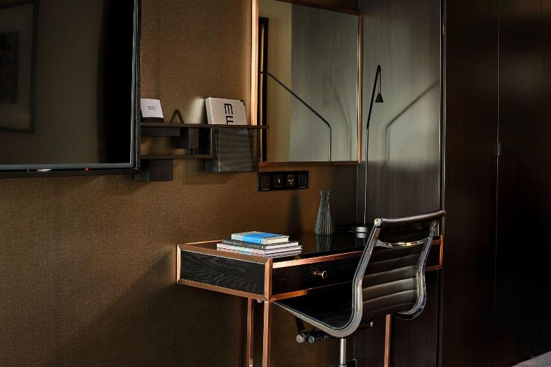 Номер Superior, Montcalm East, Autograph Collection