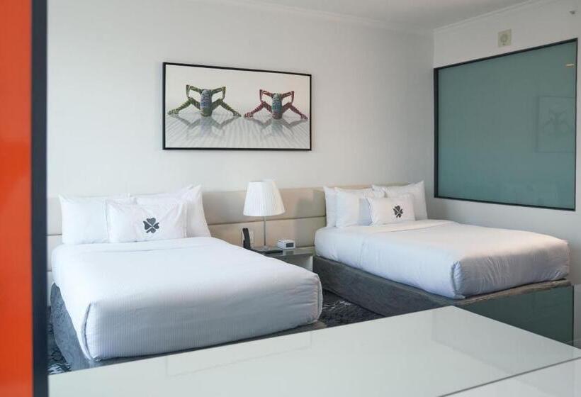 带城市景观和大床的豪华房间, Sortis Hotel, Spa & Casino, Autograph Collection