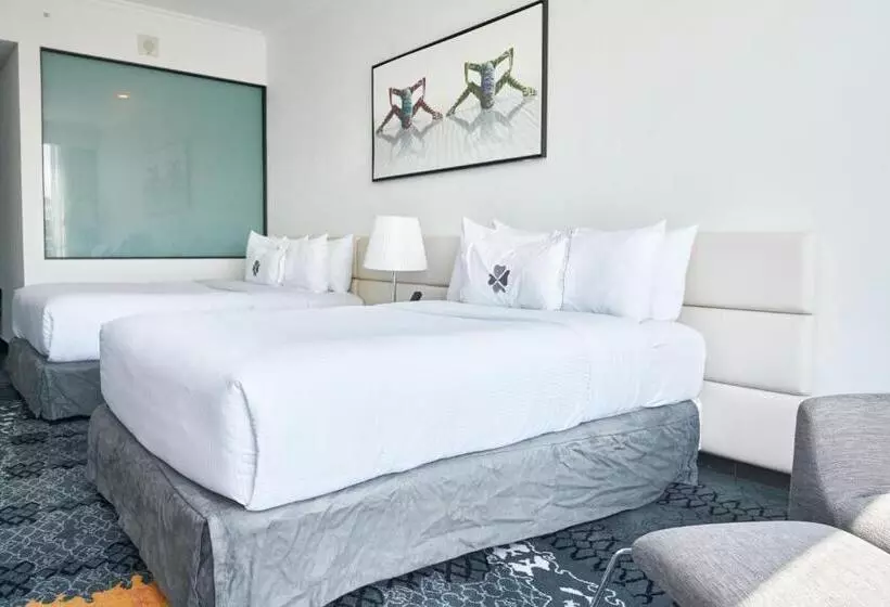 Deluxe Room King Bed & City View