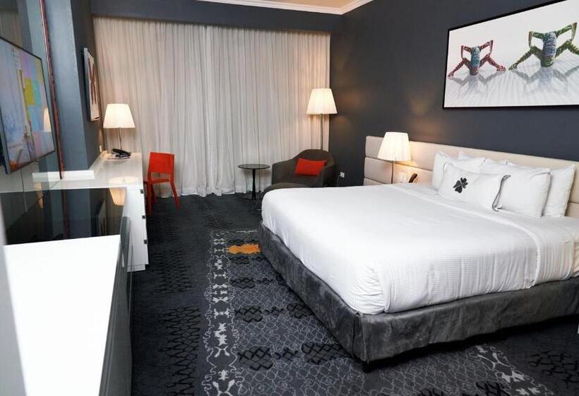 带城市景观和大床的豪华房间, Sortis Hotel, Spa & Casino, Autograph Collection