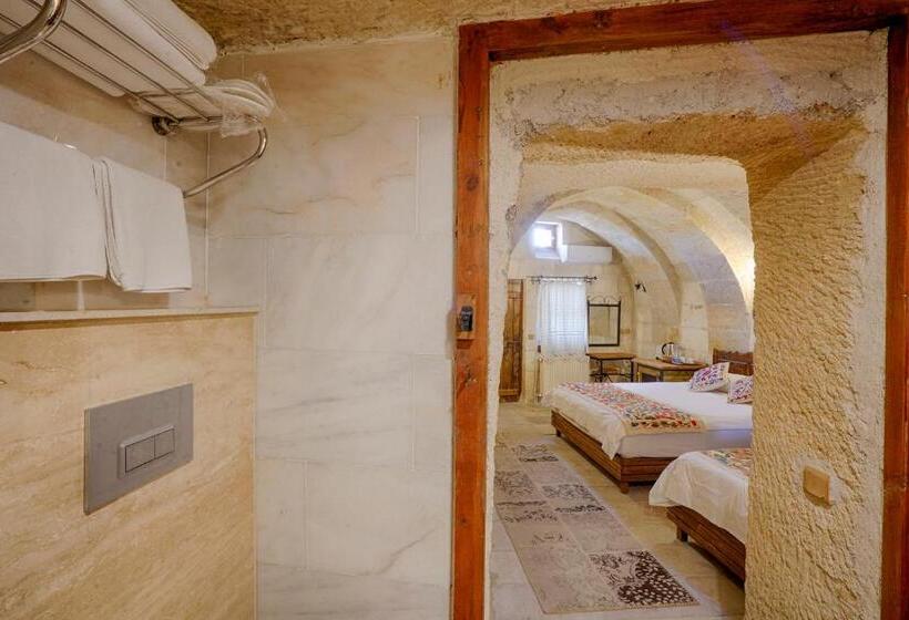 غرفة قياسية ثلاثية, Tulip Cave Suites