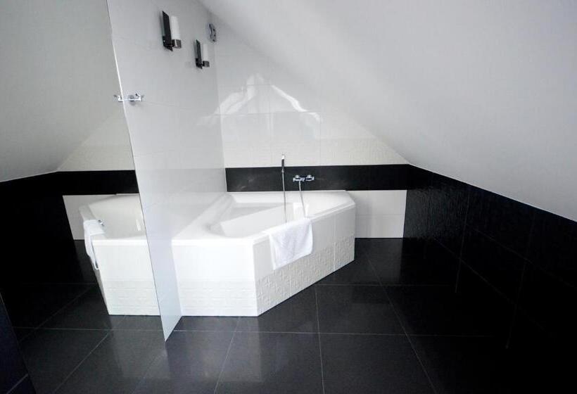 إستوديو ديلوكس, Zacisze