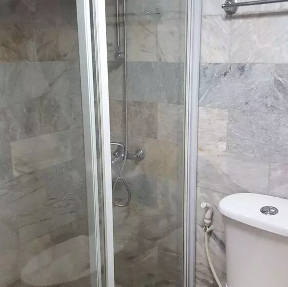 اتاق لوکس سه تخته, Palawan Palm Suites
