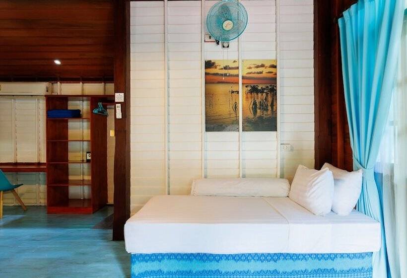 Family bungalow with pool view, Baan Kiao