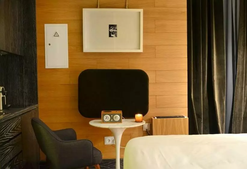 اتاق استاندارد اینتریور, Browns Central