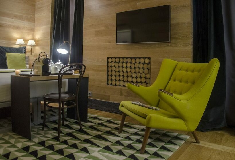 اتاق عادی, Browns Central