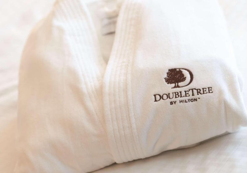 Люкс Кровать Кинг, Doubletree By Hilton Riyadh  Al Muroj Business Gate