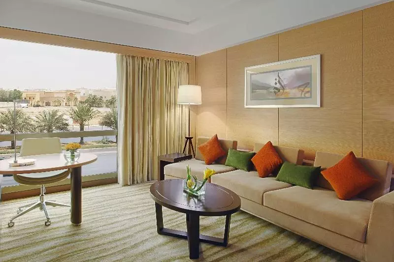 キングサイズベッドのスイートルーム, Doubletree By Hilton Riyadh  Al Muroj Business Gate