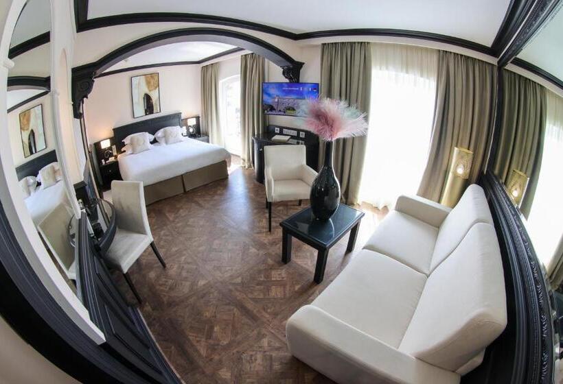 جناح مطلّ علي البحر, L'abbaye