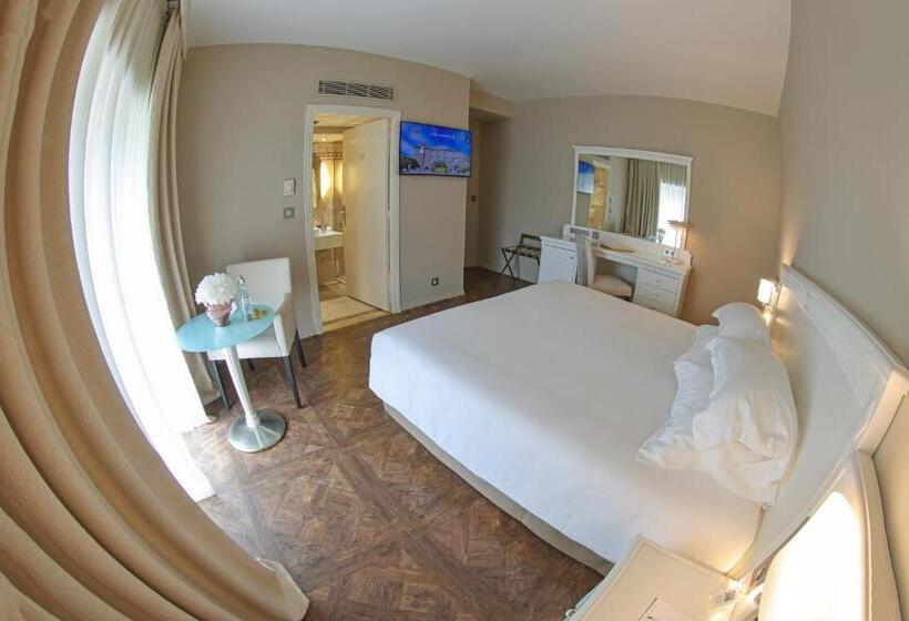 غرفة سوبيريور مطلّة علي البحر, L'abbaye