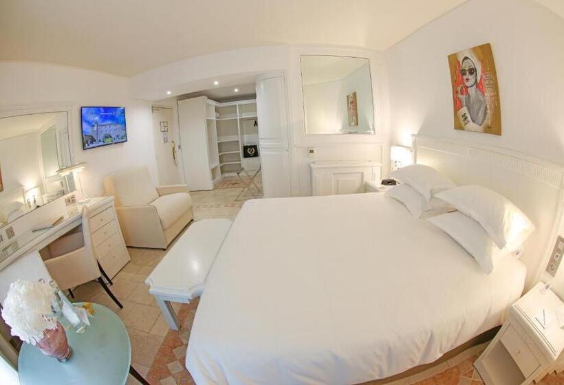 جناح جونيور, L'abbaye