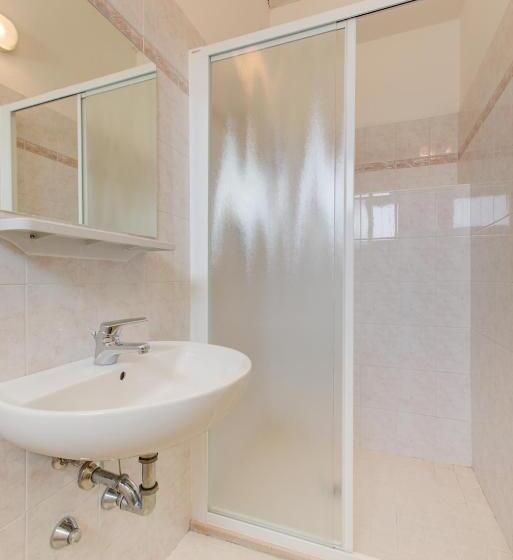 Economy Triple Room, Reyt