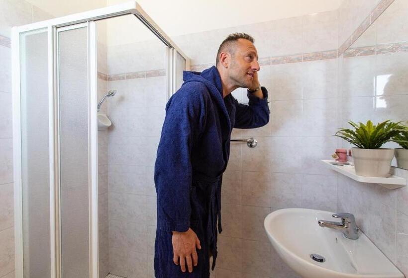 חדר משפחתי, Reyt