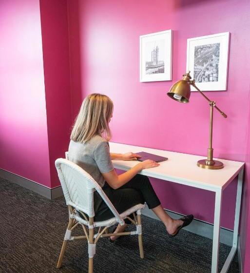 اتاق استاندارد با سرویس بهداشتی مشترک, Wake Up! Sydney Central