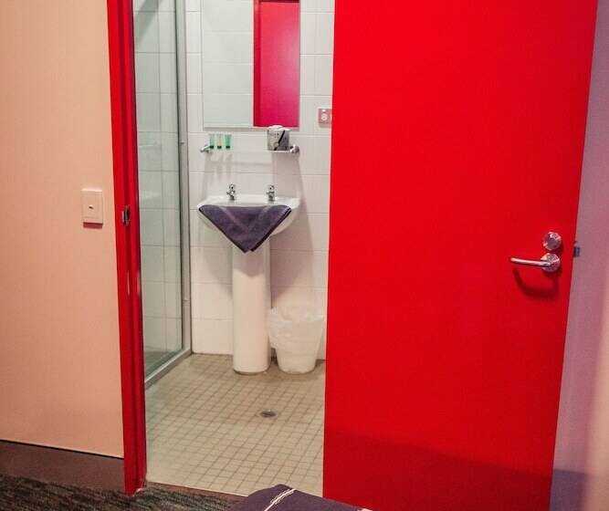 اتاق استاندارد, Wake Up! Sydney Central