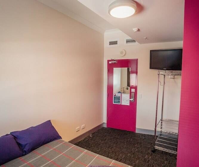 اتاق استاندارد با سرویس بهداشتی مشترک, Wake Up! Sydney Central