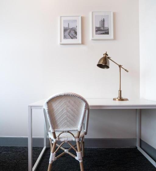 اتاق استاندارد, Wake Up! Sydney Central