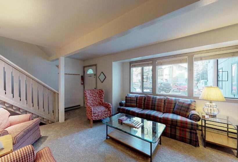 شقة غرفتين, Prospector Condo