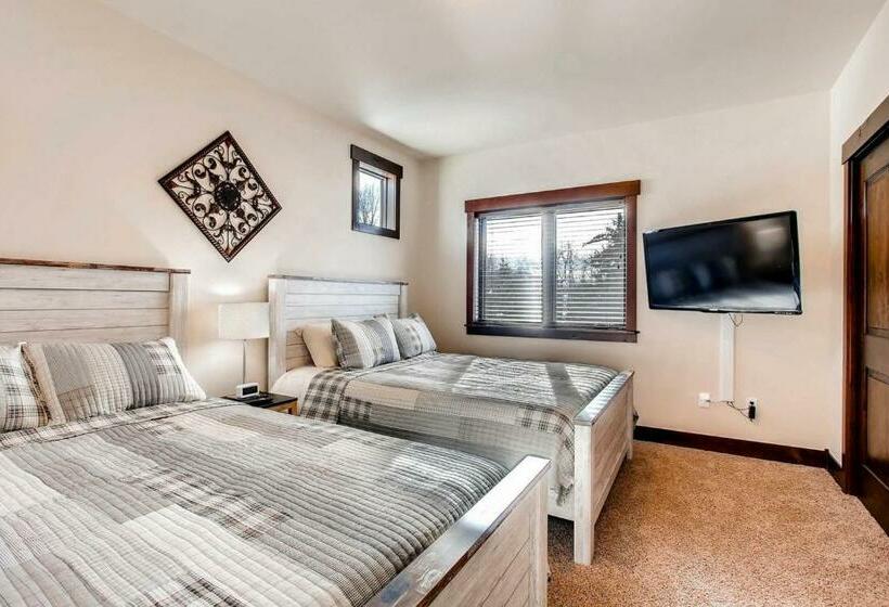 Апартаменты 3 Спальни, Blue River Condo Unit 203