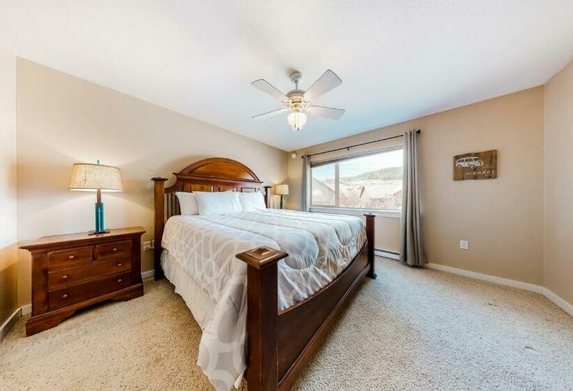 דירת שלושה חדרים, Firelight Chalet 94