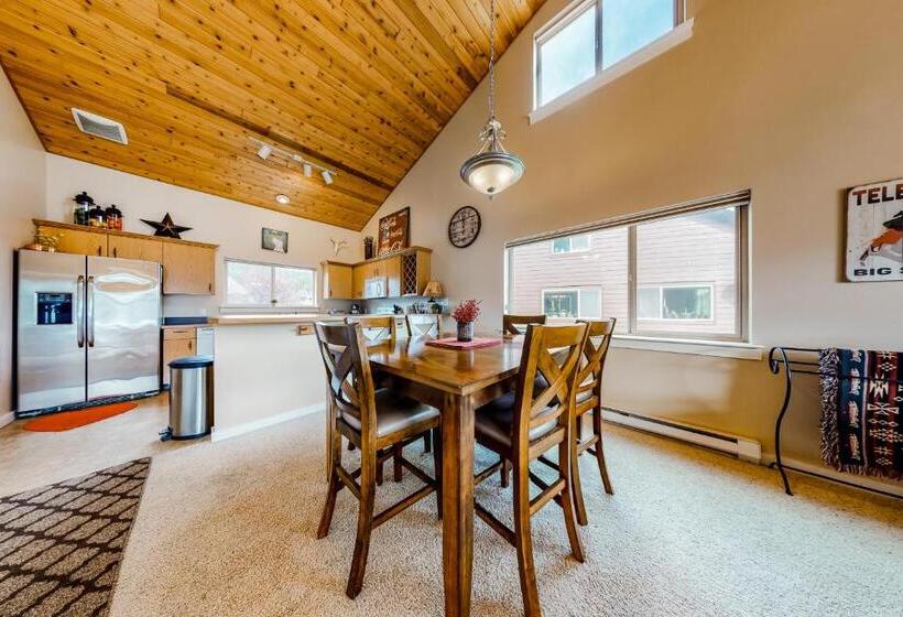 דירת שלושה חדרים, Firelight Chalet 94