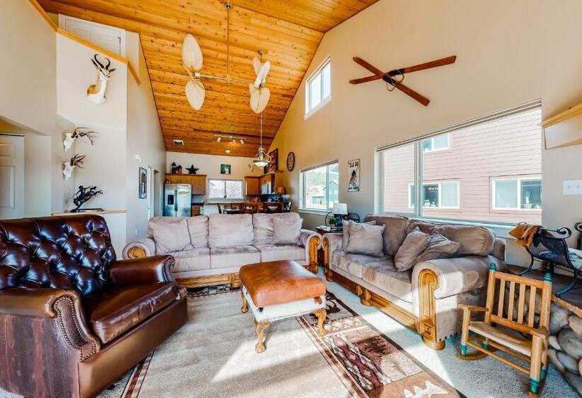 דירת שלושה חדרים, Firelight Chalet 94