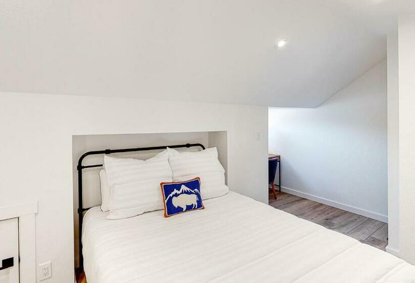 شقة غرفتين, Fish Creek Point