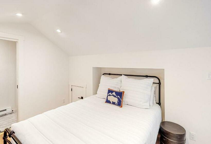 شقة غرفتين, Fish Creek Point