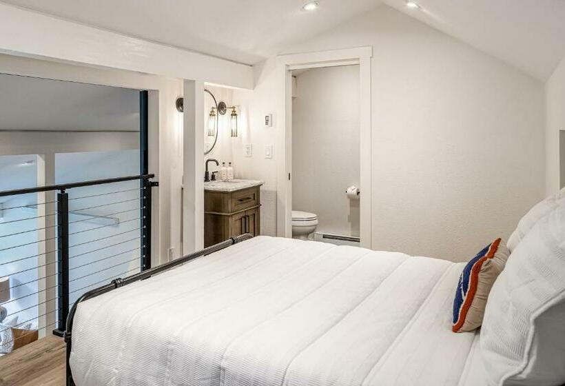 شقة غرفتين, Fish Creek Point