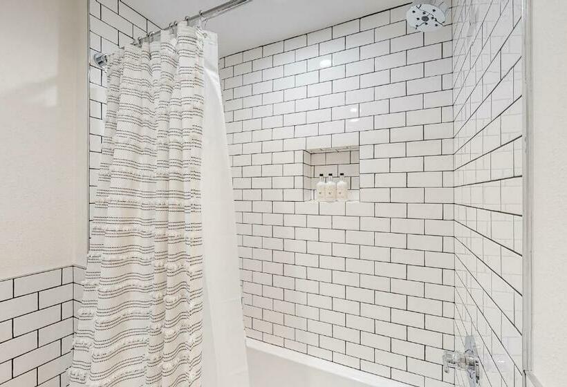 شقة غرفتين, Fish Creek Point